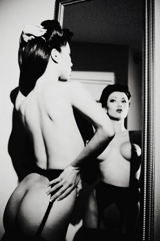 Naked in the mirrorr. A nude girl photographed by Limir Smath.