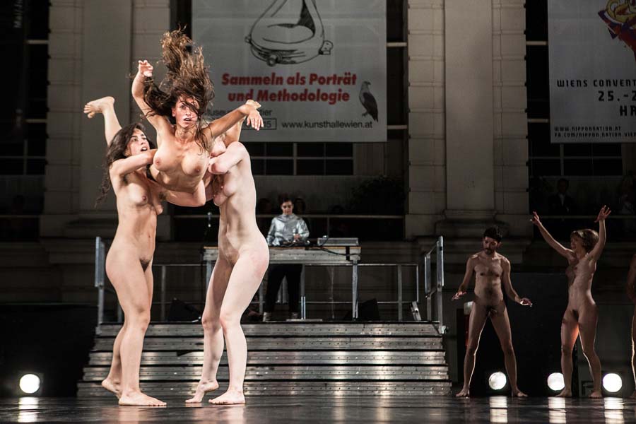 Hit The Boom (...'cause it's more than summer!) by Doris Uhlich and 20 nudeDancers. ImPulsTanz Festival Vienna Opening at MQ. photo by Karolina Miernik.